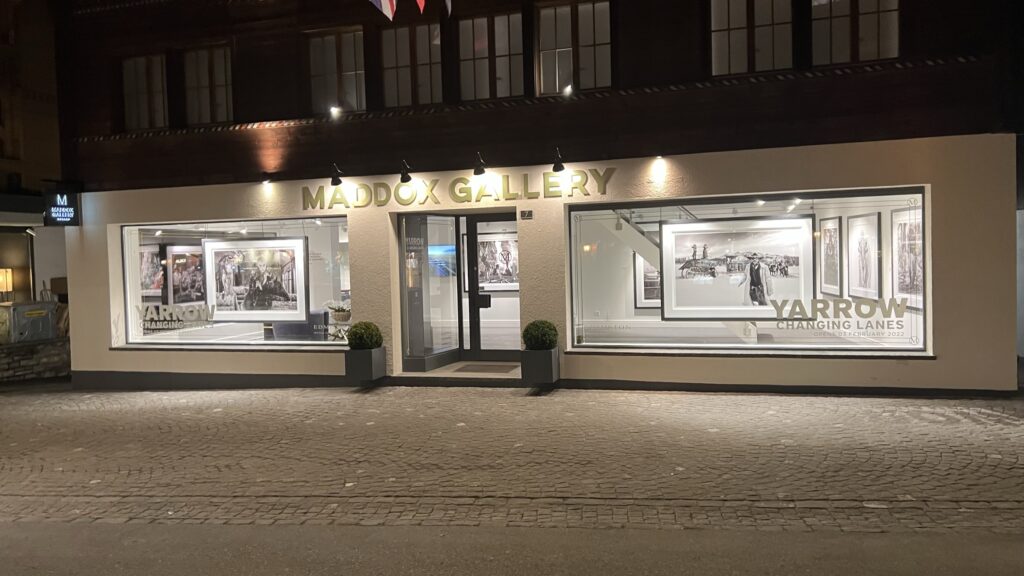 Devanture d'une galerie d'art la nuit