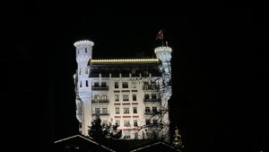 Image du Gstaad palace la nuit