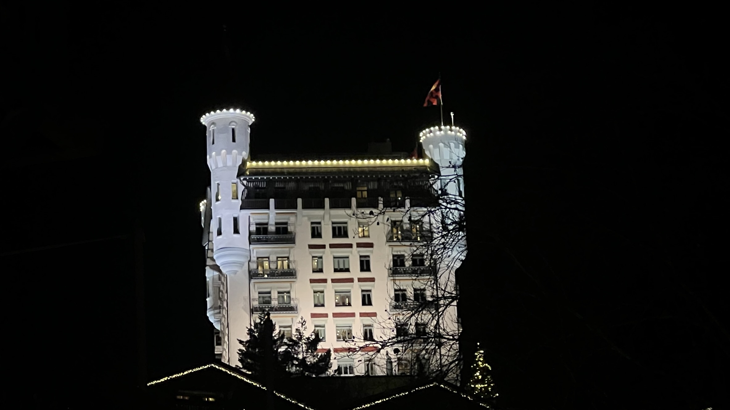 Image du Gstaad palace la nuit
