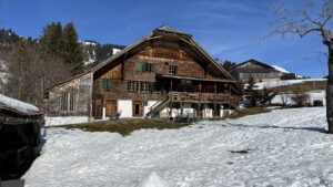Chalet de montagne entouré de neige
