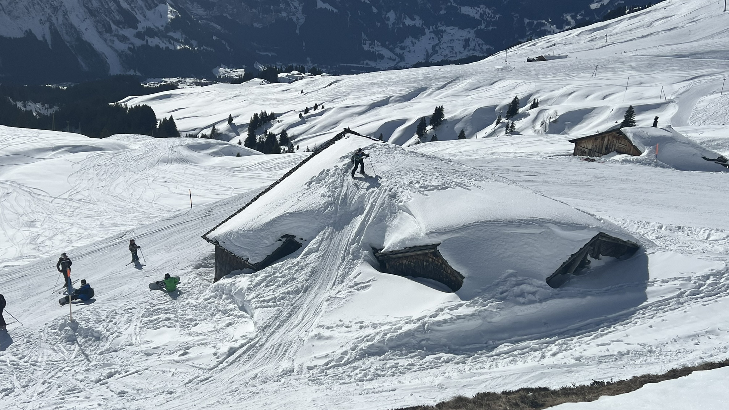 Pistes de ski enneigées avec des skieurs dessus
