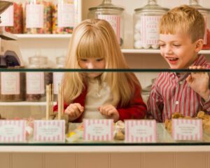 Enfants dans une confiserie de bonbons vosgiens