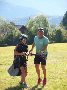 Moniteur de parapente avec son élève