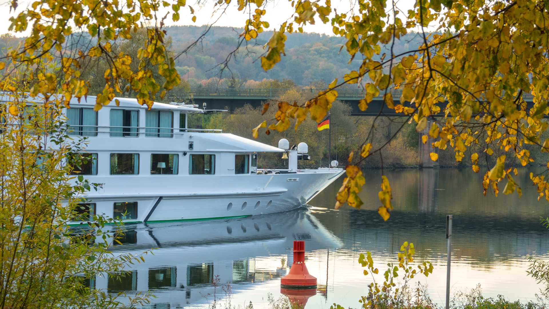 Bateau de croisière sur un fleuve autour de la nature