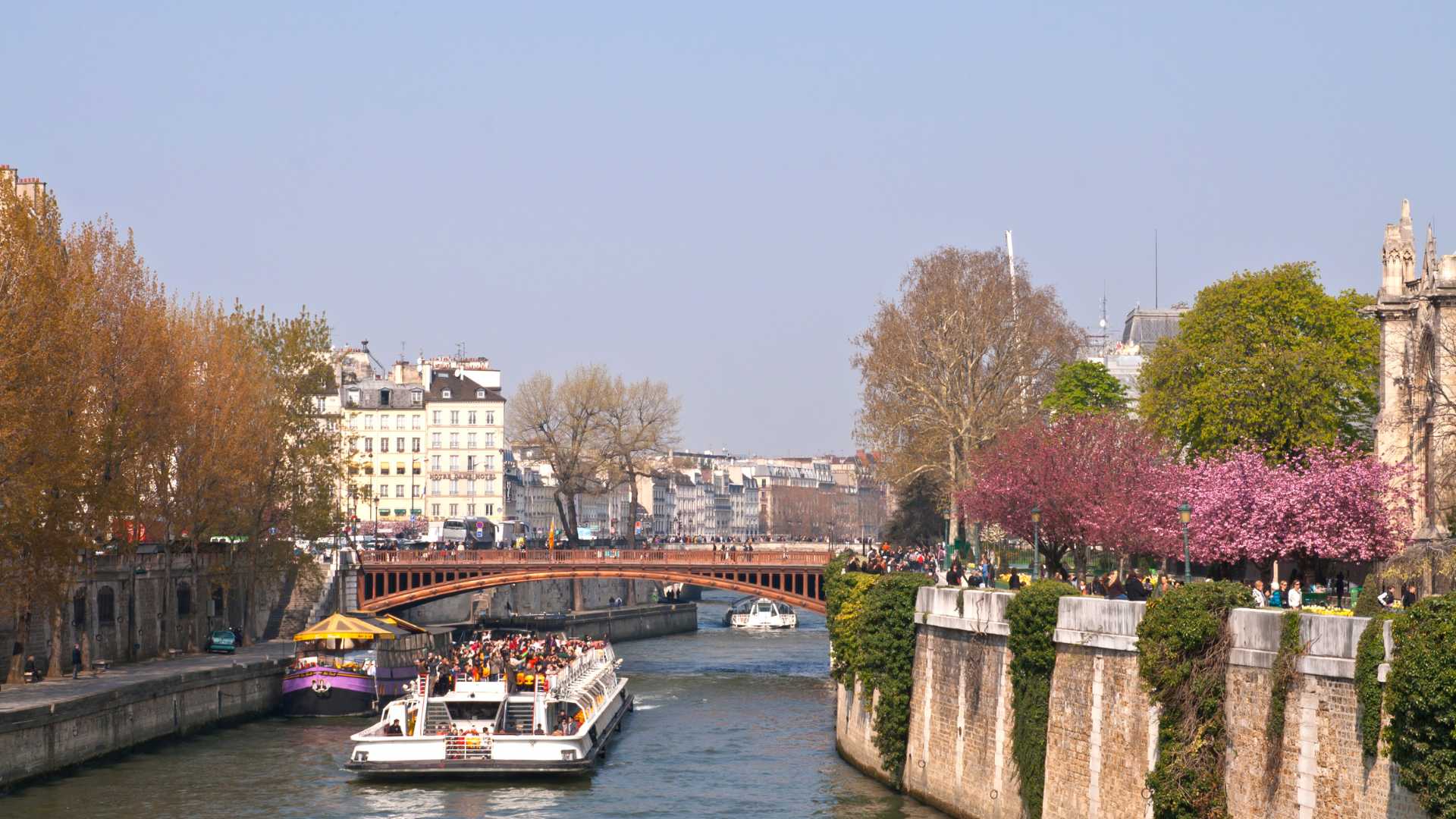 Bateau de croisière sur un fleuve