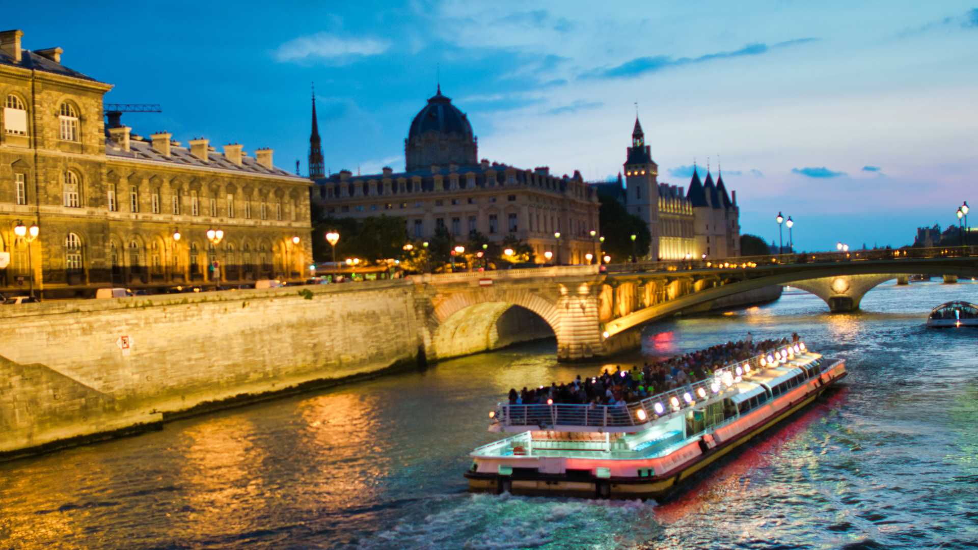 Croisière fluviale en plein cœur d'une ville