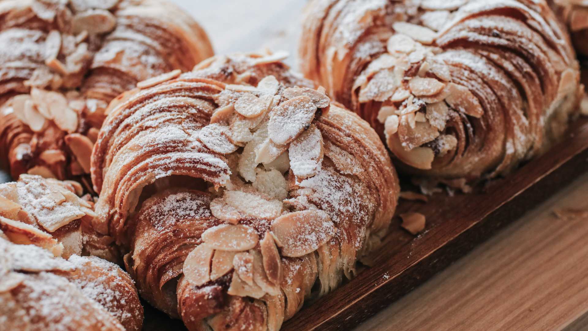 patisserie francaise(1) Croissant amande